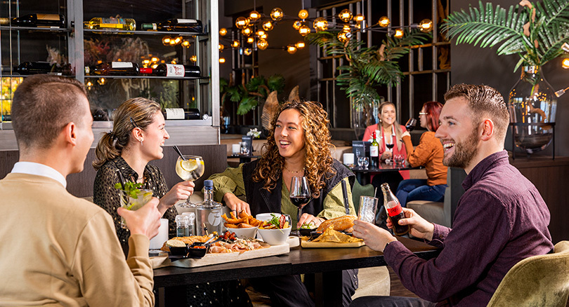Gezelschap aan tafel